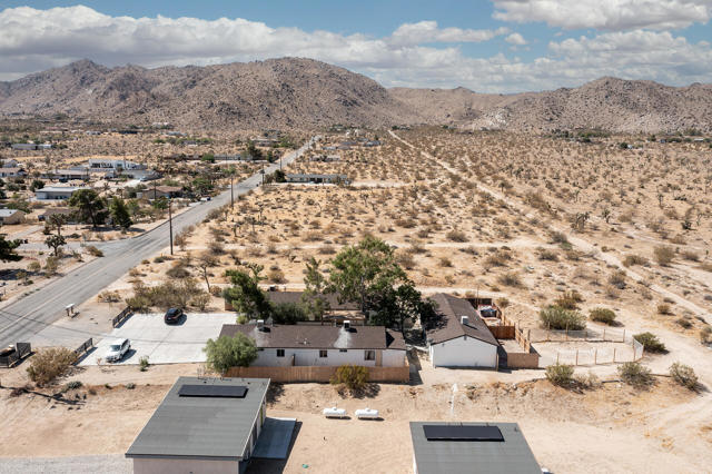 7382 Olympic Road, Joshua Tree CA: https://media.crmls.org/mediaz/382891f3-5b51-497e-9d9c-be7134a2a431.jpg