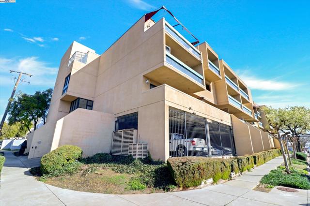 1771 Broadway Street, Concord CA: https://media.crmls.org/mediaz/38296b5d-486f-4f22-b539-3faea632b6d1.jpg