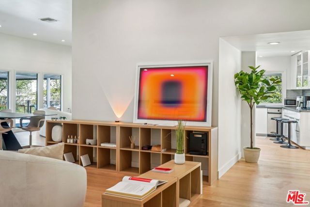 4900 Queen Victoria Road, Woodland Hills CA: https://media.crmls.org/mediaz/3829abaa-01a6-4af0-8a18-972e52db6f48.jpg