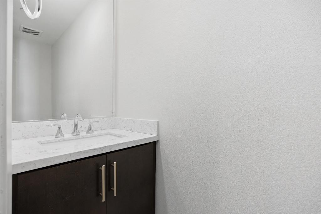 https://media.crmls.org/mediaz/3829c63c-d3b7-4f4a-8c90-5e1f4a9703ff.jpg?preset=X-Large