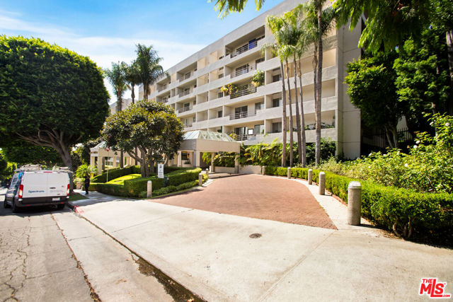 1131 Alta Loma Road, West Hollywood CA: https://media.crmls.org/mediaz/382a3298-a2b7-4b45-99a7-2514c22622e4.jpg