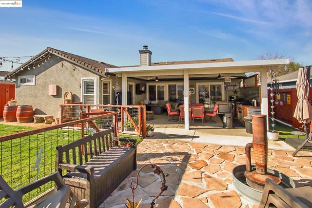 3050 Browning Ct, Brentwood CA: https://media.crmls.org/mediaz/382a377b-47d7-4cbc-9889-50a6768c282e.jpg