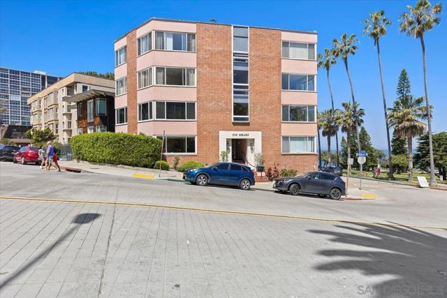 8040 Girard Ave, La Jolla CA: https://media.crmls.org/mediaz/382a86bc-ed29-47b4-aeeb-a9653c5300ab.jpg