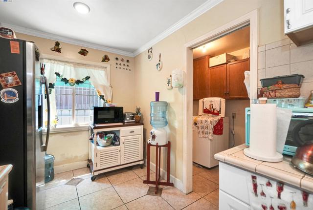 6133 Seminary Ave, Oakland CA: https://media.crmls.org/mediaz/382b0d84-cd1d-4152-b06b-26466551c242.jpg