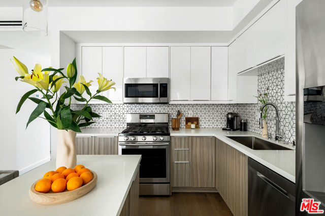 5154 W Redondo Court, Los Angeles CA: https://media.crmls.org/mediaz/382be677-ed82-45ff-b962-da52eacbf6d1.jpg