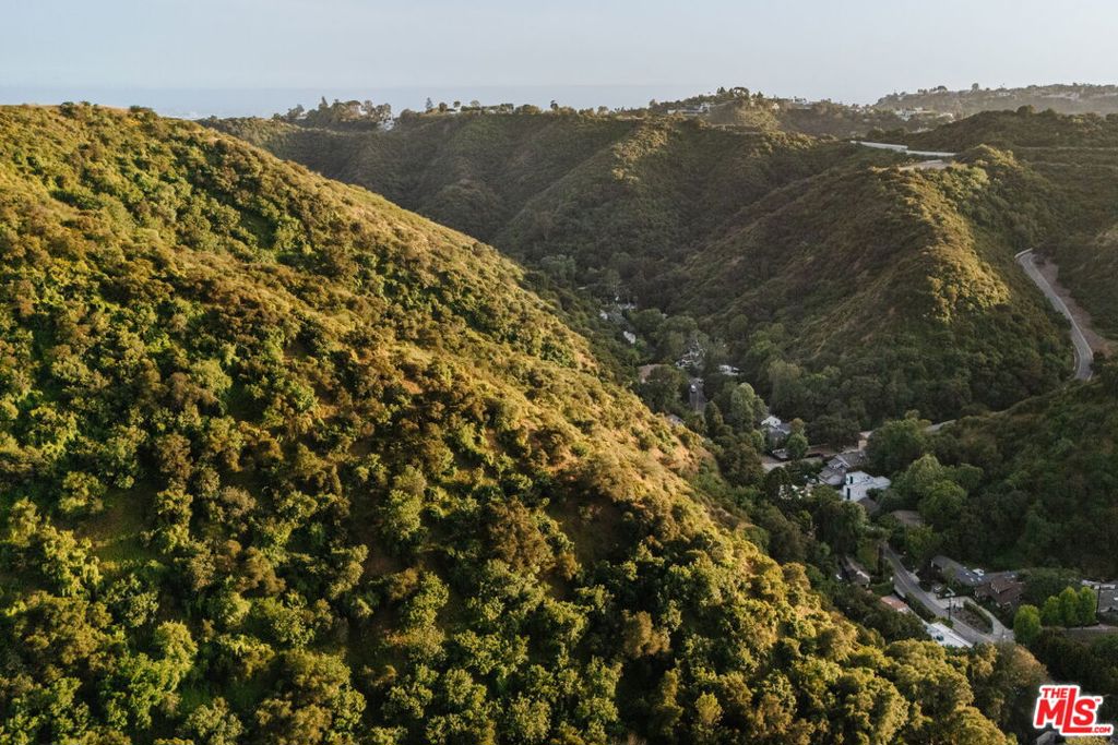 https://media.crmls.org/mediaz/382c21a3-18f6-42d5-9cd3-4d7093656f94.jpg?preset=X-Large