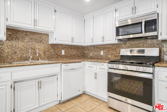 5534 Sylmar Avenue, Sherman Oaks CA: https://media.crmls.org/mediaz/382c2910-5c7f-4df9-a314-450d8f5d5163.jpg