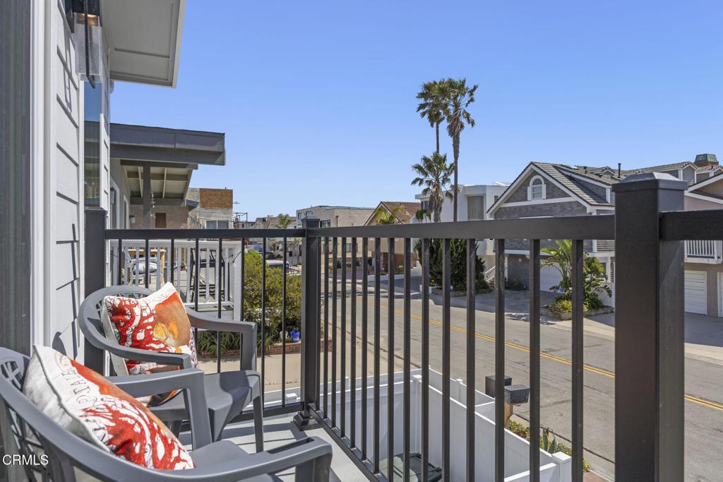 https://media.crmls.org/mediaz/382c7351-2a2b-47d3-afdf-73d3374534f8.jpg?preset=X-Large