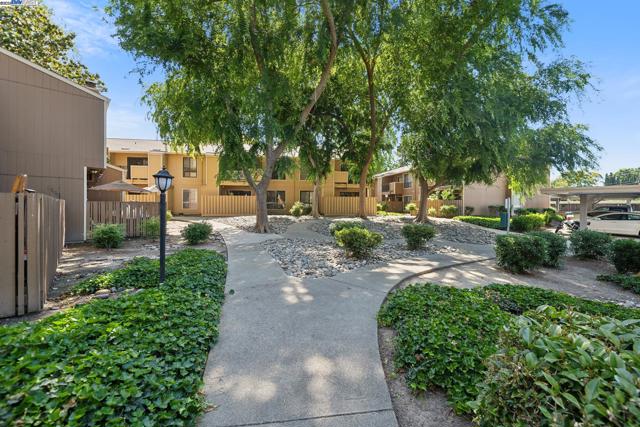 8985 Alcosta Blvd, San Ramon CA: https://media.crmls.org/mediaz/382d1981-8aa2-4f81-ac24-ddc03cb34e01.jpg