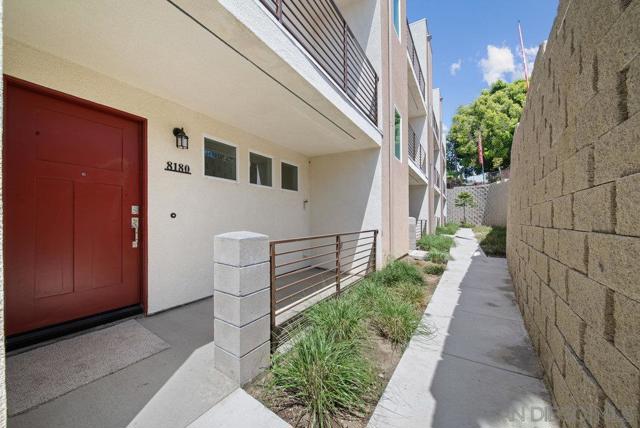 8180 Golden Ave, Lemon Grove CA: https://media.crmls.org/mediaz/382d992f-de6d-42f6-8b1d-4d008a42f018.jpg