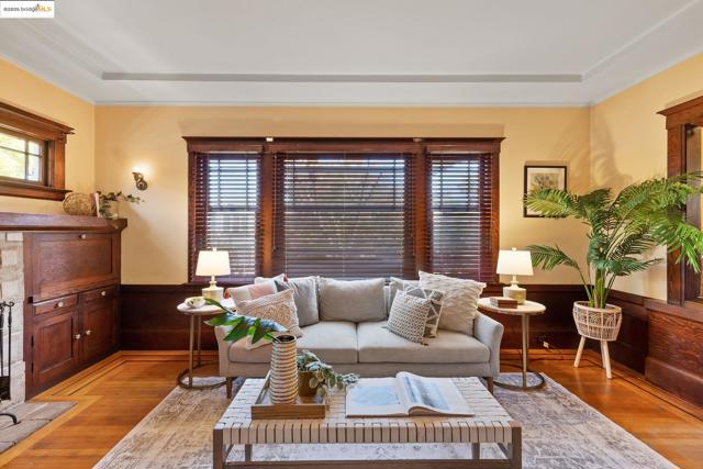 393 43Rd St, Oakland CA: https://media.crmls.org/mediaz/382e117c-3212-4795-b80b-e96640a3b920.jpg