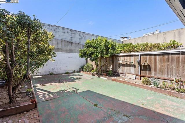 1539 International Blvd, Oakland CA: https://media.crmls.org/mediaz/382e189a-003e-48aa-beb3-31a6abd353fd.jpg