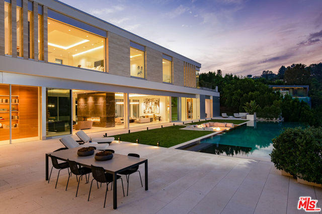 642 Perugia Way, Los Angeles CA: https://media.crmls.org/mediaz/382ed107-8dd1-4d47-9d60-632a9537e471.jpg