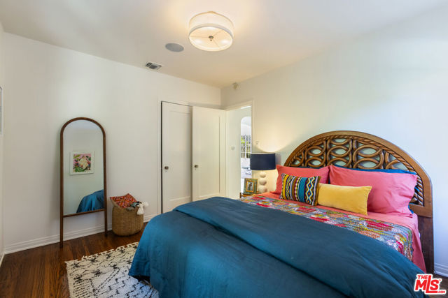 7361 Oakwood Avenue, Los Angeles CA: https://media.crmls.org/mediaz/382f2b9d-c96b-4172-85c7-7547ff4cb4b6.jpg
