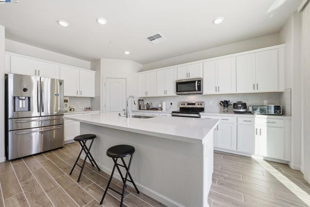 4158 Markovich Ct, Richmond CA: https://media.crmls.org/mediaz/382f9757-c487-46de-9b86-851373fbcee9.jpg