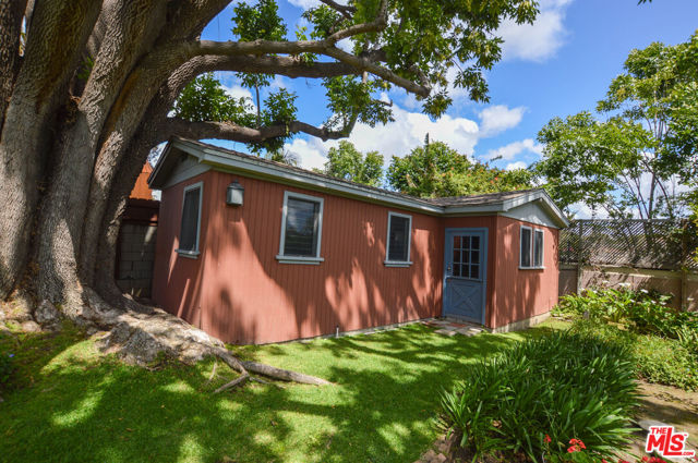 11136 Lucerne Avenue, Culver City CA: https://media.crmls.org/mediaz/382fe92f-29fc-4c9a-ac82-d7943eaf2933.jpg