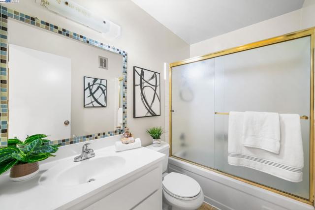 1327 Webster St, Alameda CA: https://media.crmls.org/mediaz/38301eac-a718-4bb9-93d6-07f2b693c52f.jpg