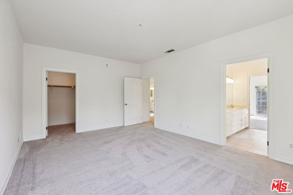 https://media.crmls.org/mediaz/383299ea-8e0e-42ce-a52b-ed90c419f597.jpg?preset=X-Large