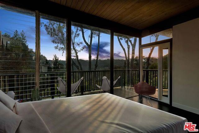 7912 Willow Glen Road, Los Angeles CA: https://media.crmls.org/mediaz/3833b115-a625-4229-89f3-05fe39ecceed.jpg