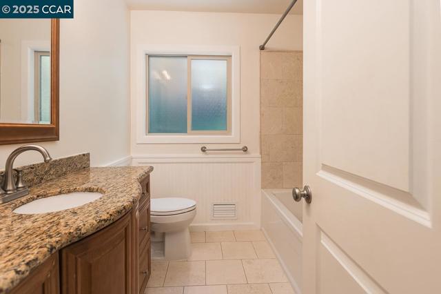 877 Mountain View Dr, Lafayette CA: https://media.crmls.org/mediaz/38343a47-56d3-4e53-981f-bb4987bf83cb.jpg