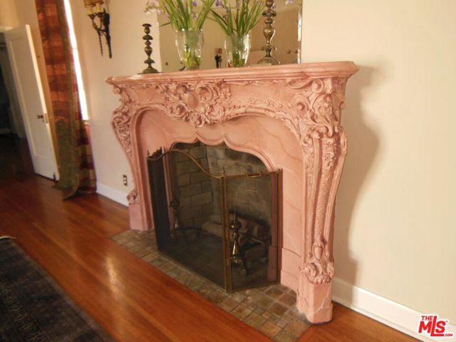 914 S Burnside Avenue, Los Angeles CA: https://media.crmls.org/mediaz/3834d6c1-4109-43c5-b099-c6dda3f566bc.jpg