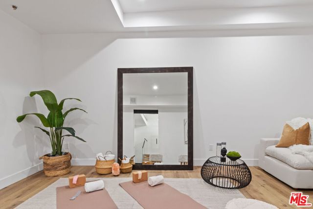 4535 Haskell Avenue, Encino CA: https://media.crmls.org/mediaz/3835154f-e324-4db1-b902-b425de52e25a.jpg