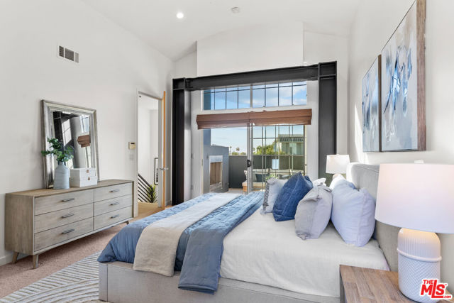 5350 Playa Vista Drive, Playa Vista CA: https://media.crmls.org/mediaz/3838bd4f-40ef-4b9d-9524-330c1b33481d.jpg