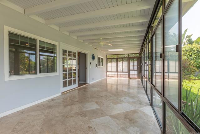 348 Avenida De Las Rosas, Encinitas CA: https://media.crmls.org/mediaz/38392f6a-37cf-4cab-90dc-5e7da7468f68.jpg
