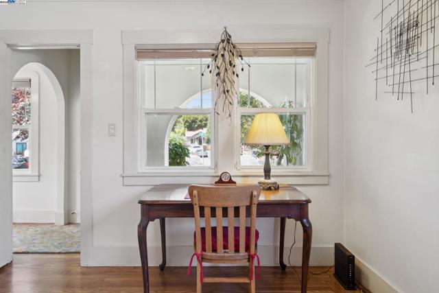 3144 60Th Ave, Oakland CA: https://media.crmls.org/mediaz/38395db4-872a-49a6-b4db-7cf3a4943603.jpg