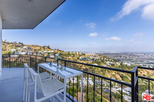 1556 Blue Jay Way, Los Angeles CA: https://media.crmls.org/mediaz/38398a16-f090-4555-b2c0-5da4e87426c4.jpg