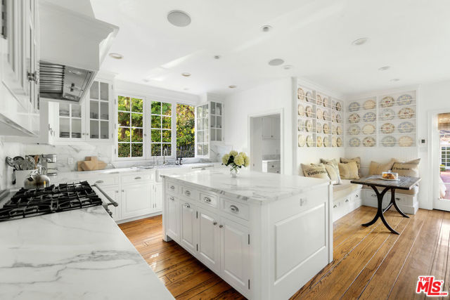 615 Trenton Drive, Beverly Hills CA: https://media.crmls.org/mediaz/3839e33d-1b14-4f62-acfc-447e3681c3ab.jpg