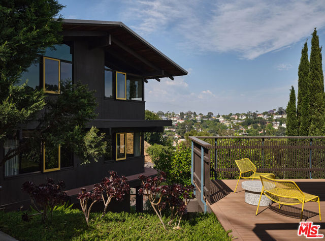 2052 Mayview Drive, Los Angeles CA: https://media.crmls.org/mediaz/3839f073-059c-423f-bf12-817d098f001d.jpg