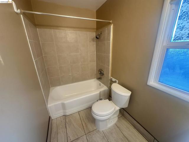 Image 22 of 40 For 1075 47th St