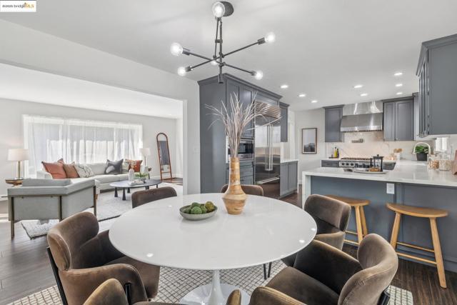 5646 Thornhill Dr, Oakland CA: https://media.crmls.org/mediaz/383a712a-429e-4f71-800d-c00ca7dd076c.jpg