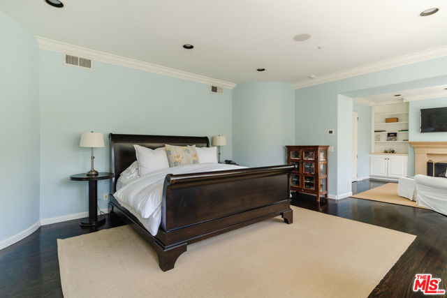 5425 Encino Avenue, Encino CA: https://media.crmls.org/mediaz/383a88b5-9e13-49ac-b548-dbe88a243cb5.jpg