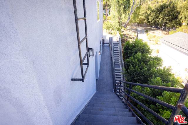 21329 Mulholland Drive, Woodland Hills CA: https://media.crmls.org/mediaz/383bda59-cd73-40cf-b677-57ae696486b5.jpg