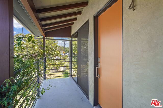 1166 S Cochran Avenue, Los Angeles CA: https://media.crmls.org/mediaz/383bfa59-bc3b-47dc-a163-cca628409efa.jpg