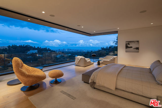 5 Bed Home for Sale in Los Angeles, California