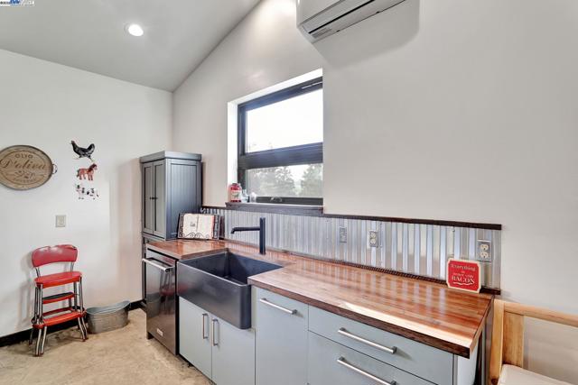 5135 Andrade Rd, Sunol CA: https://media.crmls.org/mediaz/383cfedb-bffc-4417-8867-897f4f941d2f.jpg