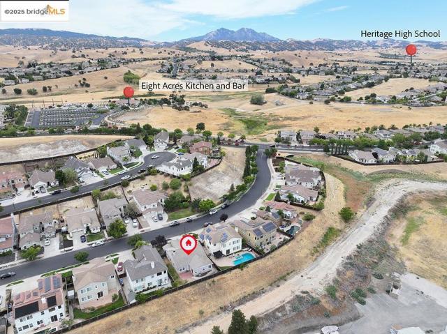 562 Douglas Drive, Brentwood CA: https://media.crmls.org/mediaz/383d1db7-3276-4d36-a56b-358eb5cb9ce4.jpg