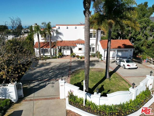 6855 Dume Drive, Malibu CA: https://media.crmls.org/mediaz/383d7e14-1bf7-48d1-a162-a140c679704f.jpg