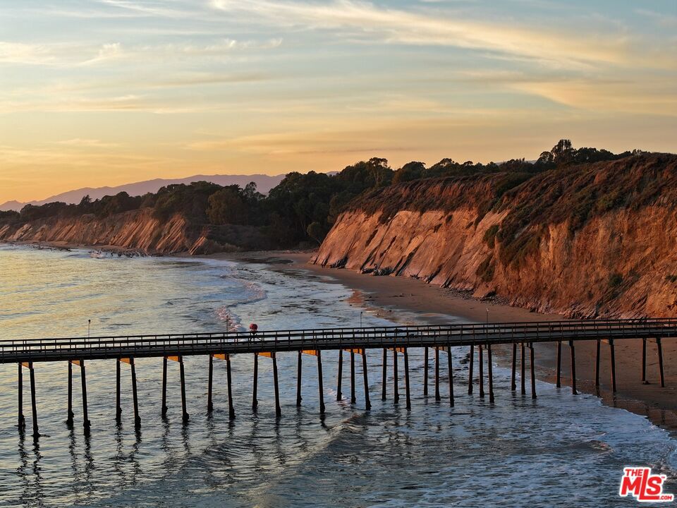 https://media.crmls.org/mediaz/383d8585-8cb0-4fdf-836c-c701abb6ec56.jpg?preset=X-Large
