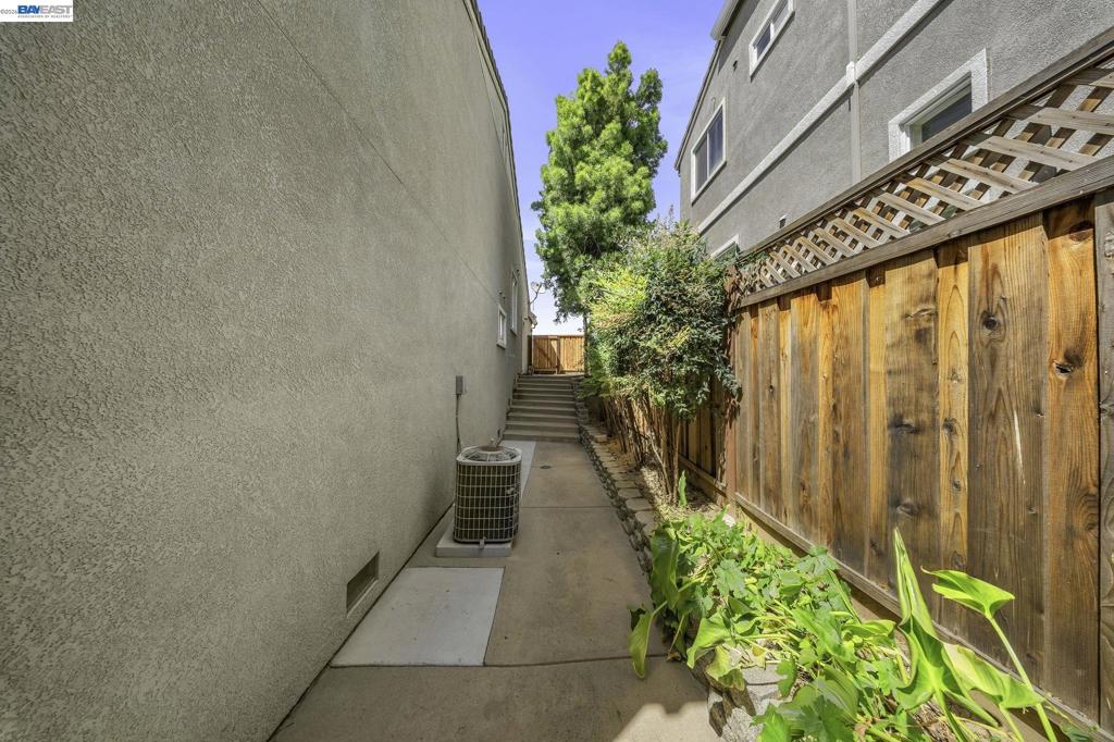 https://media.crmls.org/mediaz/383e3ddf-3d96-4098-b614-2fda67639700.jpg?preset=X-Large