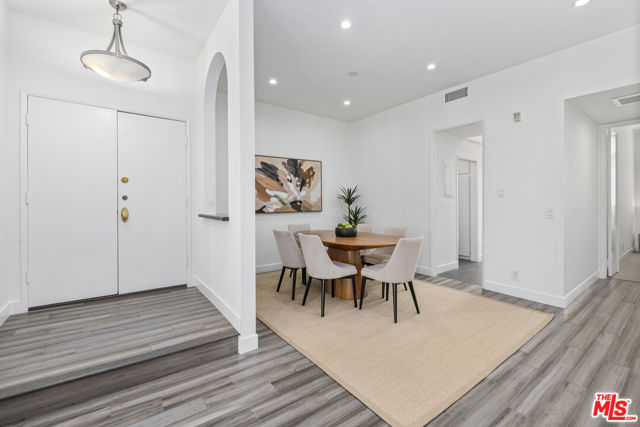 350 S Spalding Drive, Beverly Hills CA: https://media.crmls.org/mediaz/383e8d5a-dfb1-4858-920d-0cb54dad1065.jpg
