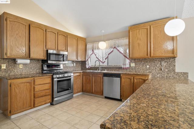 1031 Valley Oak Way, Fairfield CA: https://media.crmls.org/mediaz/383f4b57-e119-49f6-b92a-77dafb7d5a1a.jpg