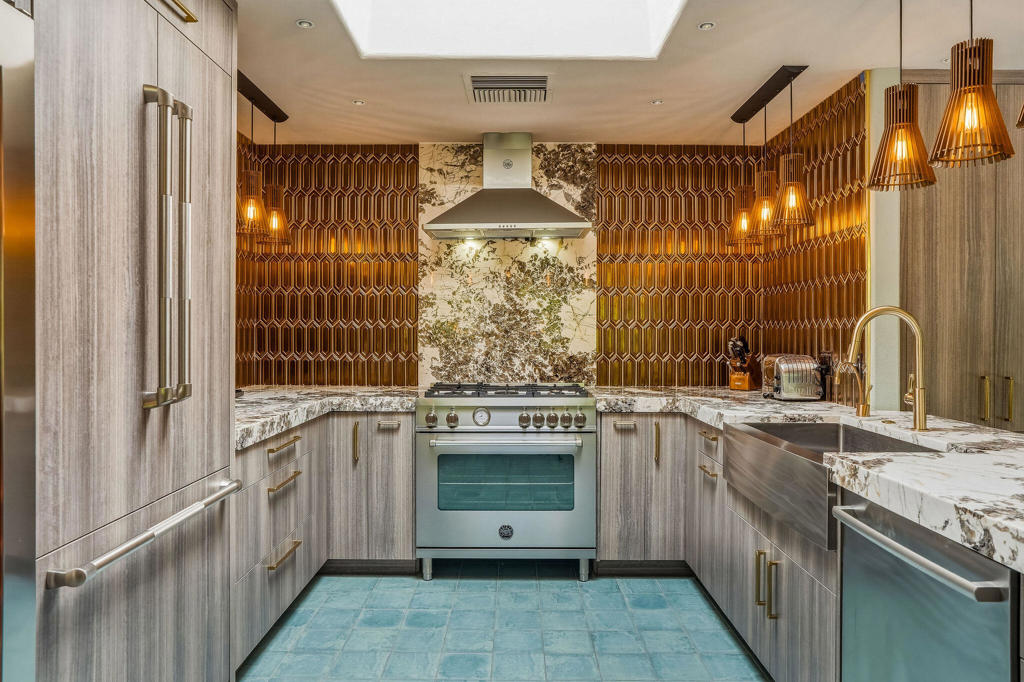 https://media.crmls.org/mediaz/383f64bd-cbdc-4075-ae65-1cf2a4ad08a3.jpg?preset=X-Large