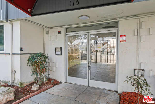 115 N Oak Street, Inglewood CA: https://media.crmls.org/mediaz/383fa729-67c0-4e76-ab91-b5c47e5cf9ed.jpg