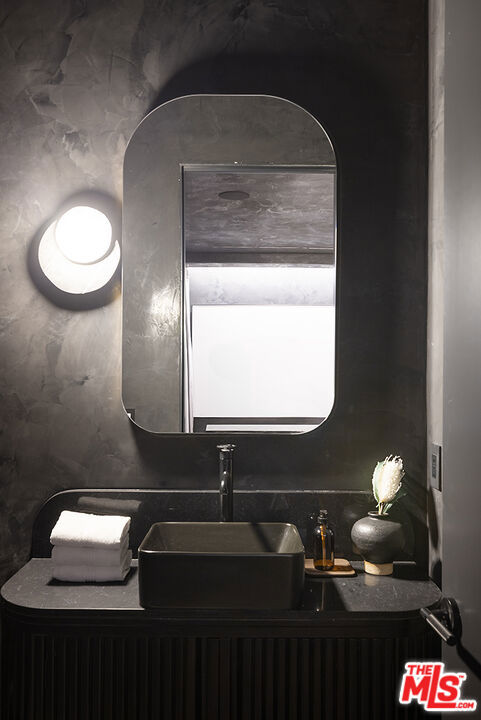 16401 Mulholland Drive, Los Angeles CA: https://media.crmls.org/mediaz/383fc88b-172a-4ed8-88ea-cc9247547691.jpg