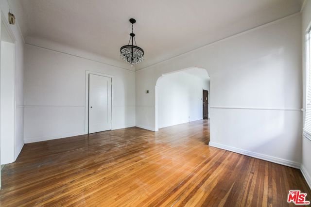 224 S Gale Drive, Beverly Hills CA: https://media.crmls.org/mediaz/383fdcf8-0861-433c-a10d-192ca87a2e5a.jpg