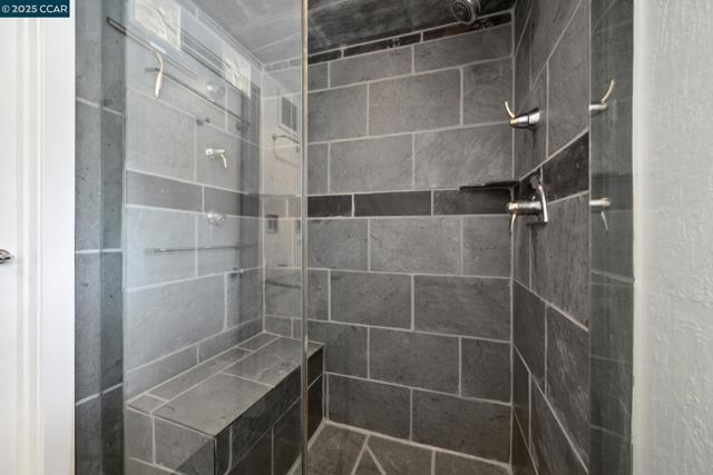 12 La Cresta Rd, Orinda CA: https://media.crmls.org/mediaz/38423b45-a0ed-4bbb-a39d-b4479c58b4f8.jpg